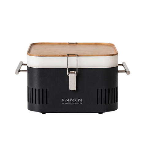 Houtskoolbarbecue Cube van Everdure by Heston Blumenthal. Handig voor in het park, op het strand of in de camper of caravan. My Cool Kitchen is premium specialist in Everdure by Heston Blumenthal.