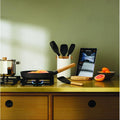 My Cool Kitchen sfeerfoto - Eva Solo Nordic Kitchen Serving Spoon Black Large - My Cool Kitchen is een premium dealer van Eva Solo