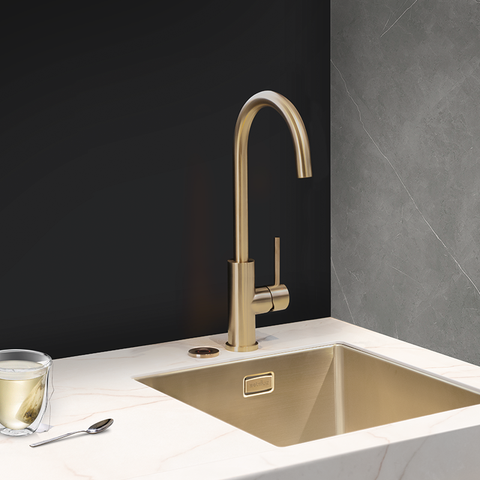 My Cool Kitchen - Sfeerfoto Selsiuz Push 3-in-1 kokendwaterkaan rond gold / goud met titanium boiler. My Cool Kitchen is premium Selsiuz dealer.