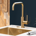 My Cool Kitchen - Sfeerfoto Selsiuz Push 3-in-1 kokendwaterkaan haaks gold / goud met titanium boiler. My Cool Kitchen is premium Selsiuz dealer.