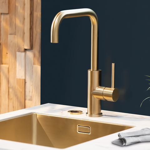 My Cool Kitchen - Sfeerfoto Selsiuz Push 3-in-1 kokendwaterkaan haaks gold / goud met titanium boiler. My Cool Kitchen is premium Selsiuz dealer.