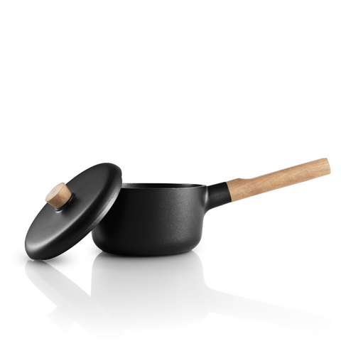 Aluminium & eikenhouten sauspan of sauteerpan van Eva Solo kopen. My Cool Kitchen is premium specialist in Eva Solo.