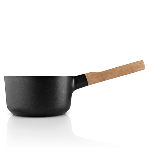 Aluminium & eikenhouten sauspan of sauteerpan van Eva Solo kopen. My Cool Kitchen is premium specialist in Eva Solo.