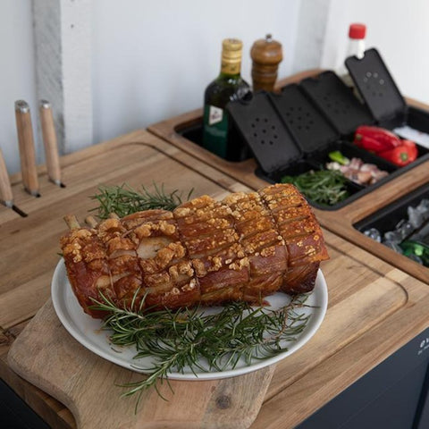 My Cool Kitchen - Everdure - Prep kitchen. Dit mat-zwarte rijbare keukenblok, voorzien van vele gemakken, is de perfecte toevoeging aan uw buitenkeuken. In het houten keukenblad zitten handige opbergluikjes, messenblok en andere handigheidjes verwerkt.