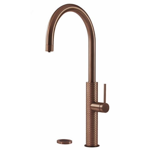 Dit is de Gessi design Selsiuz 3-1 Copper kraan. Ze zijn er in vier kleuren: goud, koper, gun metal en inox. Nu bij My Cool Kitchen.