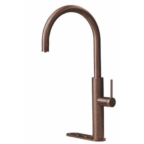 Dit is de Gessi design Selsiuz 5-1 Copper kraan. Ze zijn er in vier kleuren: goud, koper, gun metal en inox. Nu bij My Cool Kitchen.