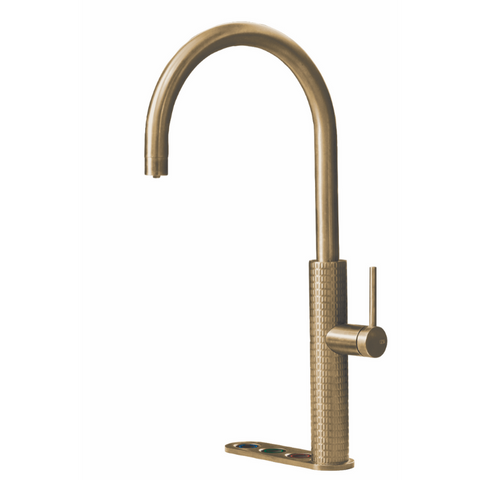 Dit is de Gessi design Selsiuz 5-1 Gold kraan. Ze zijn er in vier kleuren: goud, koper, gun metal en inox. Nu bij My Cool Kitchen.