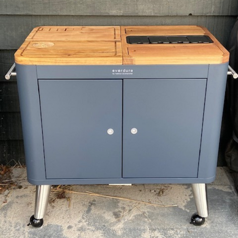 My Cool Kitchen - Everdure - Prep kitchen. Dit antracietkleurige rijbare keukenblok, voorzien van vele gemakken, is de perfecte toevoeging aan uw buitenkeuken. In het houten keukenblad zitten handige opbergluikjes, messenblok en andere handigheidjes verwerkt.