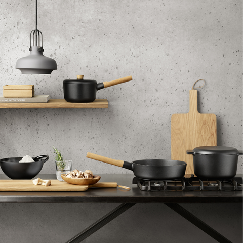 Aluminium & eikenhouten sauspan of sauteerpan van Eva Solo kopen. My Cool Kitchen is premium specialist in Eva Solo.